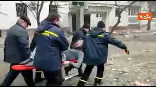 Ucraina, missili russi su Chernihiv. Le immagini dei soccorsi