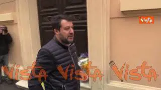 Salvini depone un mazzo di fiori davanti all'ambasciata ucraina a Roma