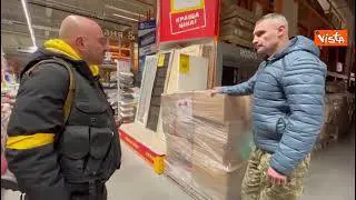 Ucraina, il sindaco di Kiev visita deposito di aiuti umanitari: "Grazie a tutti per l'aiuto"