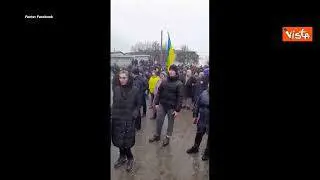 Cittadini in strada sfidano l'esercito russo a Novopskov: "Andate via dalla nostra terra"