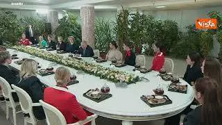 Putin parla dei partner internazionali e fa le virgolette con le mani