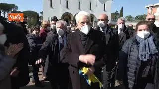 Mattarella riceve la bandiera dell'Ucraina dopo la messa a Santa Sofia a Roma