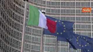 Draghi a Bruxelles incontra von der Leyen, la bandiera italiana sventola fuori da Commissione Ue