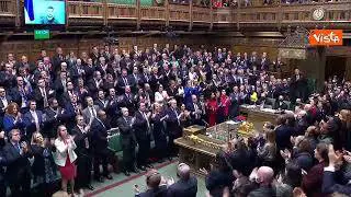 Ucraina, standing ovation per Zelensky collegato con Camera dei Comuni in Uk