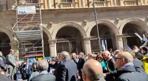 Il dem Piero De Luca contestato alla manifestazione dei balneari a Roma