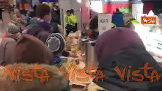 Ucraina, arrivo dei profughi alla stazione di Varsavia. La colazione per accoglierli