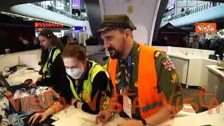 Ucraina, uno scout alla stazione di Varsavia: "Cerchiamo di dare aiuto a chi scappa dalla guerra"