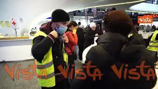 SOTTOTITOLI Dalla Svezia per aiutare profughi alla stazione di Varsavia, il racconto di uno studente