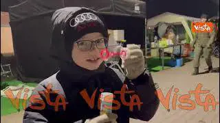 Ucraina, momento di normalità  per un bambino che fugge da guerra. Bolle di sapone a confine polacco