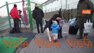 Ucraina, donna incinta alla frontiera di Medyka aiutata dai militari polacchi