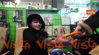 Ucraina, una madre con la figlia alla stazione di Varsavia: "Arriviamo da Kharkiv"