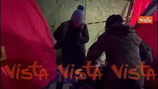 Ucraina, un neonato viene visitato in una tenda a Medyka, al confine polacco