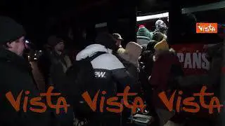 Ucraina, centinaia di persona in fila per gli autobus alla frontiera di Medyka in Polonia