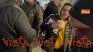 Ora di cena a Medyka, al confine tra Ucraina e Polonia. Cena per chi arriva e vestiti caldi