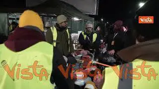 Ucraina, volontari attraversano il confine polacco per portare coperte a chi aspetta alla frontiera