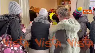 Ucraina, alla stazione di Przemyśl (Polonia) si distribuisce cibo ai profughi appena arrivati