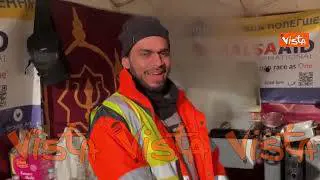 Ucraina, uno stand di cibo indiano per i profughi ucraini che arrivano a Przemyśl in Polonia