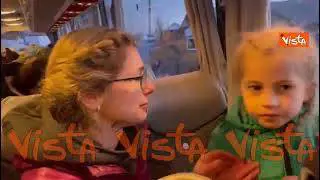 Ucraina, su un pullman in partenza da Medyka (Polonia) donna trattiene le lacrime e bacia la figlia