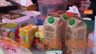 Ucraina, ecco gli stand di beni di prima necessità allestiti per i profughi a Przemyśl, in Polonia