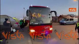 Ucraina, autobus con profughi a borto partono da Medyka (Polonia). I bambini salutano dal finestrino