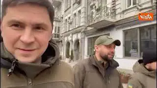 Ucraina, il consigliere di Zelensky a passeggio per Kiev: "Siamo sempre al lavoro"