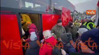 Polizia e volontari polacchi coordinano partenze autobus di profughi a Medyka