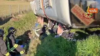 Bus con profughi ucraini si ribalta sulla A14, muore una donna a Cesena