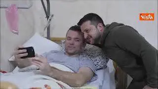 Zelensky visita soldati feriti: "Ragazzi guarite presto, vostro regalo sarà vittoria"