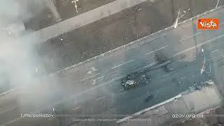 Il battaglione Azov distrugge un carro armato russo a Mariupol, le immagini