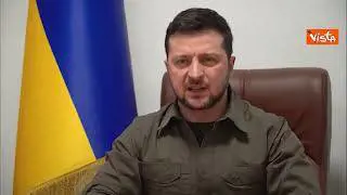 Zelensky cita Reagan al Parlamento tedesco: "Presidente butti giù questo muro"