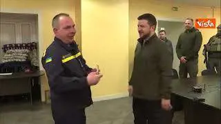 Zelensky consegna onorificenze ad alcuni soccorritori ucraini