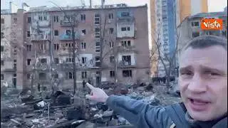 Il sindaco di Kiev tra le macerie dei bombardamenti: "1 morto e 19 feriti, tra loro anche bambini"