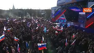 L'ovazione per l'ingresso di Putin allo stadio di Mosca