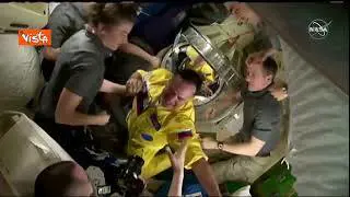 Cosmonauti russi con tuta gialla e blu: "Non ci sono legami con bandiera Ucraina"