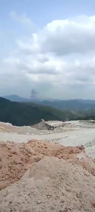 Le fiamme sulla montagna dopo lo schianto del Boeing