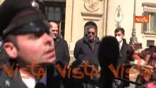 Renzi scherza con i giornalisti a Montecitorio: "Non fotografatemi accanto alle Forze dell'Ordine"