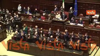 Zelensky parla alla Camera, il lungo applauso dell'Aula al termine del discorso