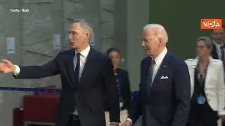 La solitudine di Boris Johnson mentre i leader della Nato parlano tra di loro