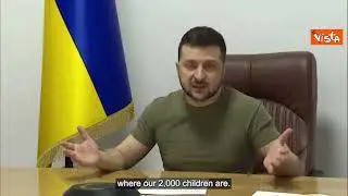 Zelensky: "Russi usano bombe al fosforo, rapiti 2000 bambini"