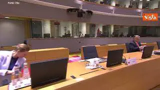 Il Cancelliere tedesco Scholz dà la mano ai vicini di posto al Consiglio Ue