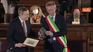 Draghi a Napoli omaggiato dal sindaco Manfredi con stampa della città e statua di San Gennaro