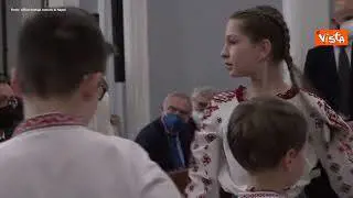 Draghi incontra rifugiati ucraini a Napoli, per lui fiori gialli e blu