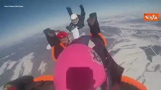Paracadutisti russi si lanciano e formano una "Z"