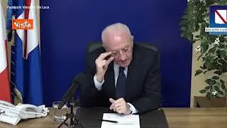 De Luca: "Docenti no vax a scuola? Ministero invita presidi a organizzare tornei di burraco"