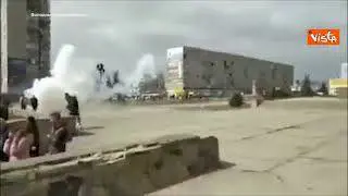 Ucraina, manifestazione in piazza a Enerhodar, spari ed esplosioni tra la folla