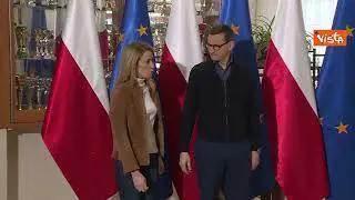 Metsola in Polonia incontra rifugiati ucraini in una scuola di Otwock