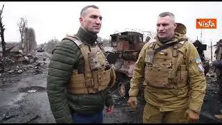 Il sindaco di Kiev visita periferie distrutte della città: "Invasore deve pagare"