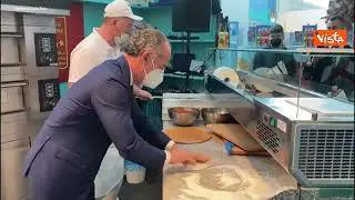 Zaia impasta la pizza: "Da giovane per mantenermi gli studi ho fatto
anche il pizzaiolo..."