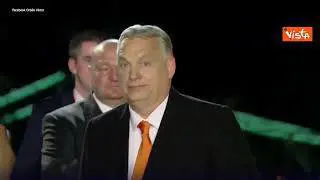 Orban vince le elezioni in Ungheria, l'applauso dei suoi sostenitori prima del discorso