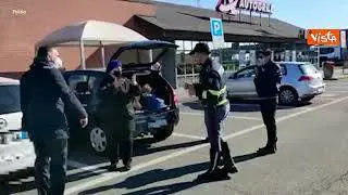 Ucraina, la Polizia aiuta un gruppo di profughi sordomuti a contattate i parenti in Italia